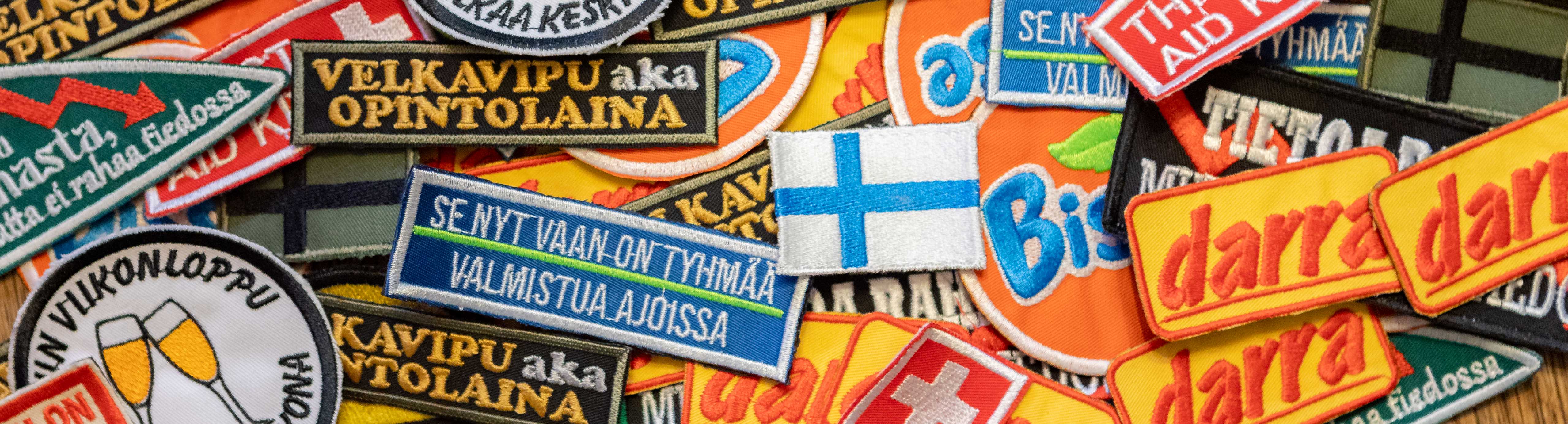 Haalarimerkit opiskelijoille - kangasmerkit eri väreinä ja kuvioineen